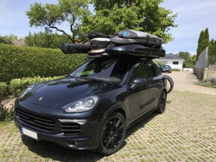 Porsche Cayenne Kundenbilder Malibu Dachbox mit Surfboardhalter auf dem Deckel