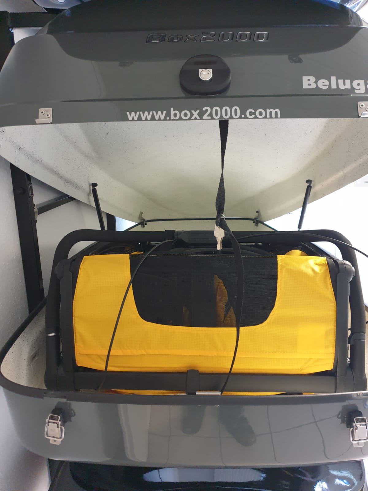 BelugaXXL-mit THULE-Fahrradanhänger-Chariot-2 INFO: Hier passt der Thule Chariot 2 problemlos rein!